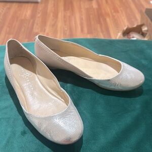 Women’s Beige & Silver Flats